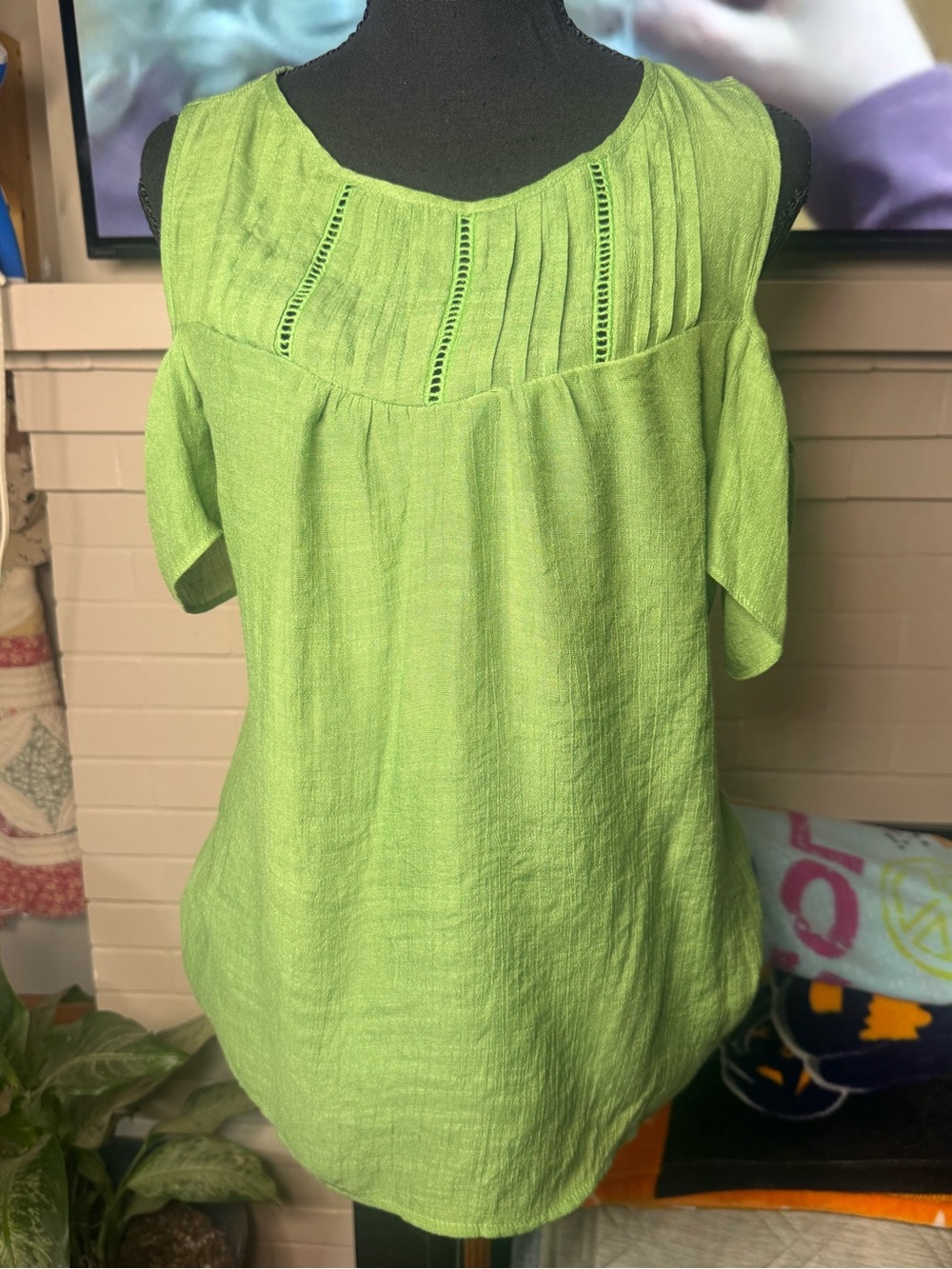 Women’s Cold-Shoulder Pintuck Tunic in Lime